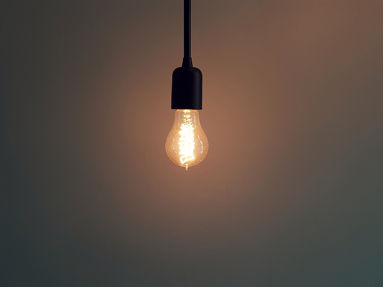 Jak dobrać żarówki LED? Oświetlenie – jak wybrać odpowiednie żarówki? Ile żarówka zużywa prądu?