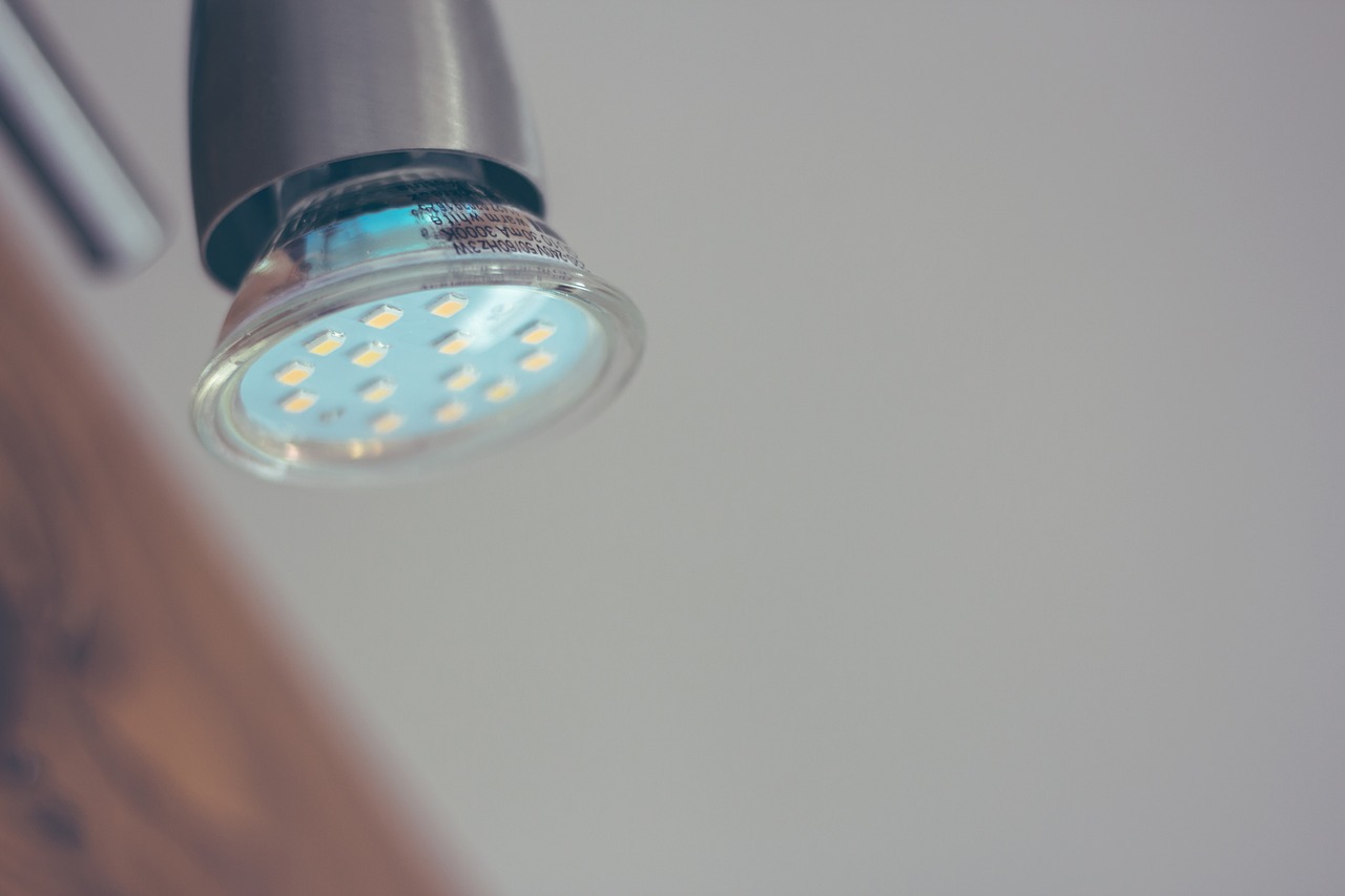 LED w przemyśle: Zastosowanie w halach produkcyjnych i magazynach